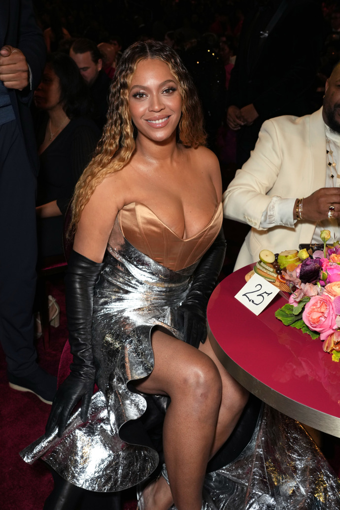 Beyoncé dorazila v šatech od Gucci.
Beyoncé dorazila v šatech od Gucci.