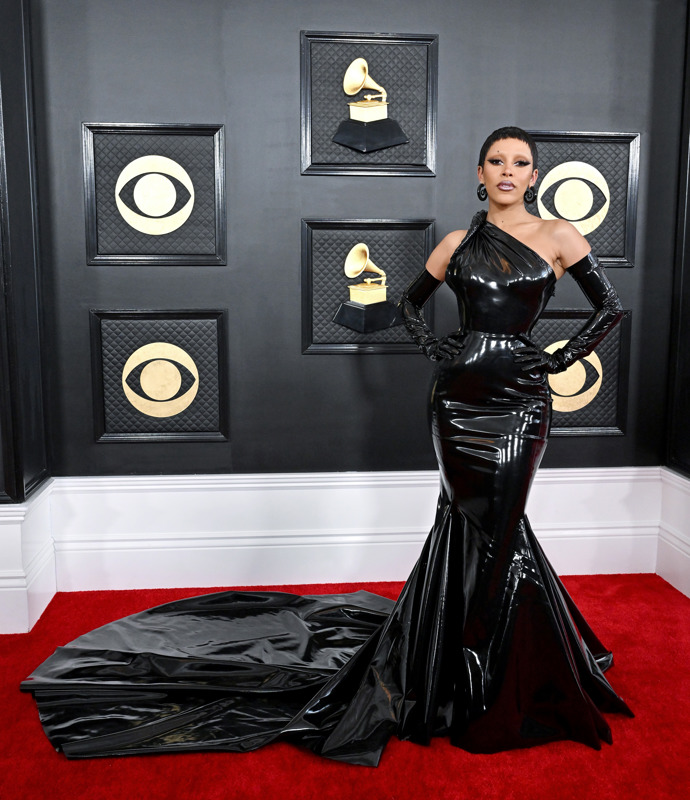 Doja Cat opět nezklamala. Tentokrát oblékla latexové šaty od Atelier Versace, které doplnila o dlouhé rukavičky.
Doja Cat opět nezklamala. Tentokrát oblékla latexové šaty od Atelier Versace, které doplnila o dlouhé rukavičky.