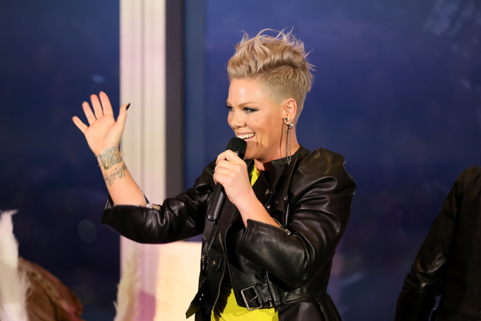Pink: astma

Přestože se živí zpěvem, má Pink astma. Odhalila to na svém Instagramu během pandemie, když motivovala lidi, aby nosili roušky, jelikož ona má astma a přesto nosí dvě.

