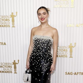 Haley Lu Richardson zazářila v perleťové róbě Carolina Herrera bez ramínek
