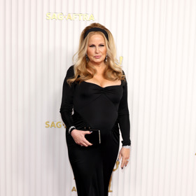 Jennifer Coolidge dorazila v dlouhé žerzejové róbě od Saint Laurent
