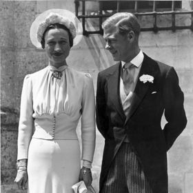 Wallis Simpson

Na netradiční svatební róbu vsadila Wallis Simpson. Modré svatební šaty pocházaly z dílny Mainbocher a měly připomínat barvu očí nevěsty. 
