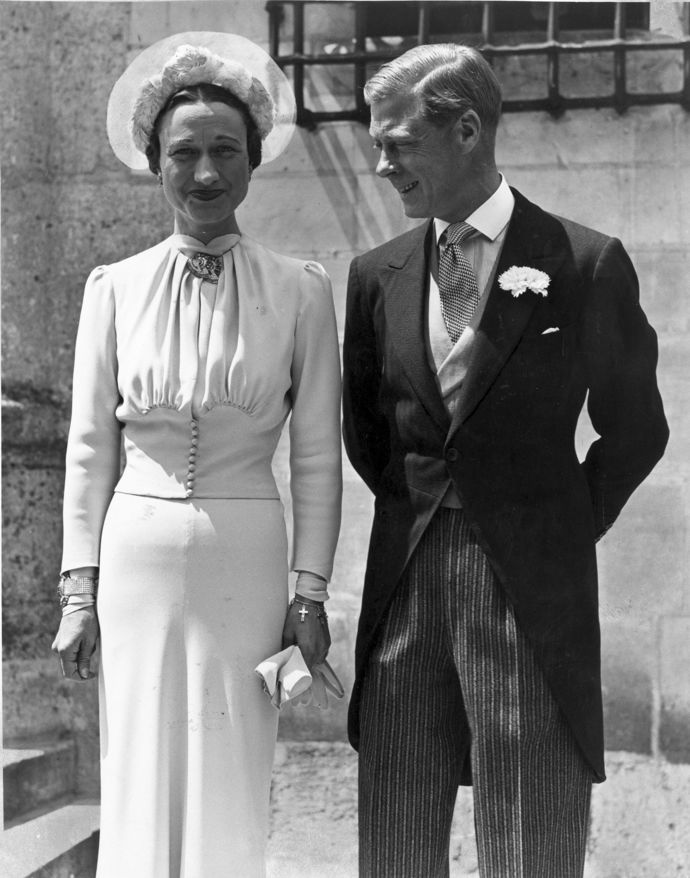 Wallis Simpson
Na netradiční svatební róbu vsadila Wallis Simpson. Modré svatební šaty pocházaly z dílny Mainbocher a měly připomínat barvu očí nevěsty.
Wallis Simpson
Na netradiční svatební róbu vsadila Wallis Simpson. Modré svatební šaty pocházaly z dílny Mainbocher a měly připomínat barvu očí nevěsty.