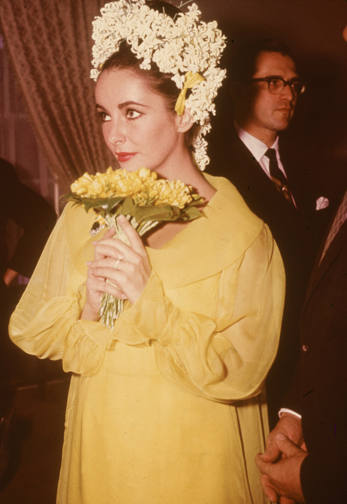 Elizabeth Taylor
Další svatba Elizabeth Taylor a další barevé šaty! V tomto případě si herečka oblékla žluté šaty vytvořené kostýmní návrhářkou Irene Sharaff.
Elizabeth Taylor
Další svatba Elizabeth Taylor a další barevé šaty! V tomto případě si herečka oblékla žluté šaty vytvořené kostýmní návrhářkou Irene Sharaff.