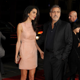 Také krátký střih šatů je Amal Clooney blízký. 
