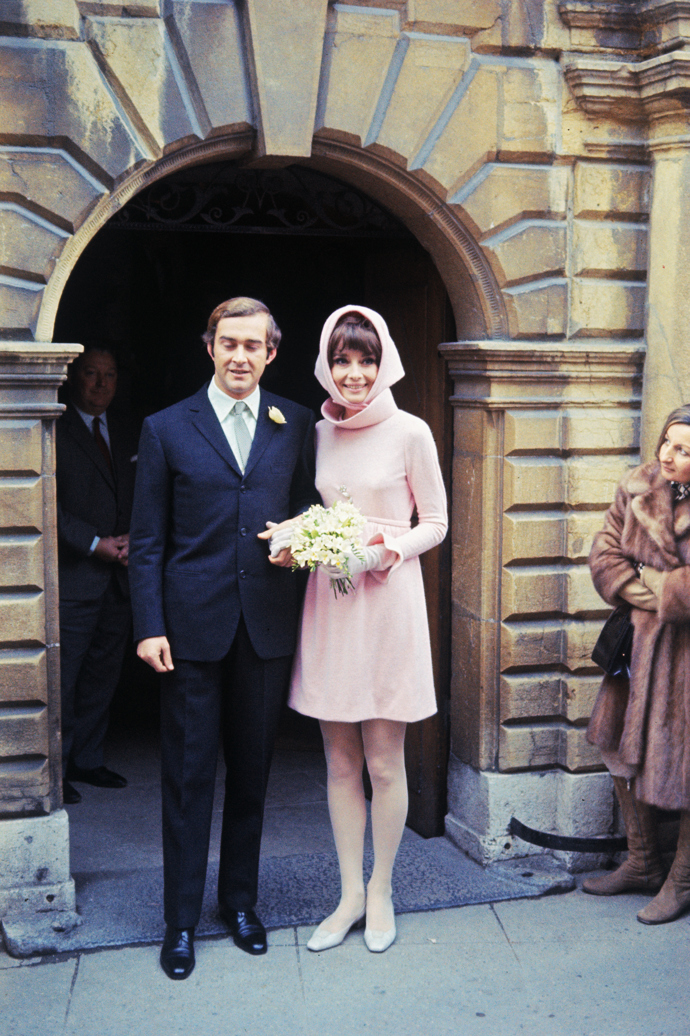 Audrey Hepburn
A zapomenout nemůžeme ani na růžové svatební šaty Audrey Hepburn. Zřejmě nikoho nepřekvapí, že pocházely z módního domu Givenchy.
Audrey Hepburn
A zapomenout nemůžeme ani na růžové svatební šaty Audrey Hepburn. Zřejmě nikoho nepřekvapí, že pocházely z módního domu Givenchy.