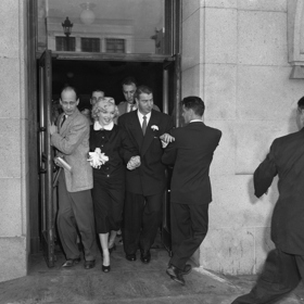 Marylin Monroe

Druhá svatba Marilyn Monroe se nesla v duchu čokoládově hnědých šatů s kožišinovým límečkem. 
