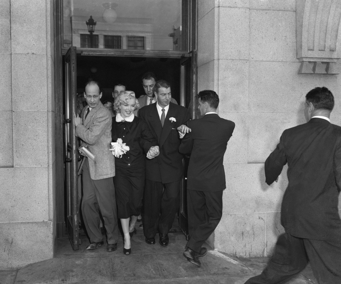 Marylin Monroe
Druhá svatba Marilyn Monroe se nesla v duchu čokoládově hnědých šatů s kožišinovým límečkem.
Marylin Monroe
Druhá svatba Marilyn Monroe se nesla v duchu čokoládově hnědých šatů s kožišinovým límečkem.