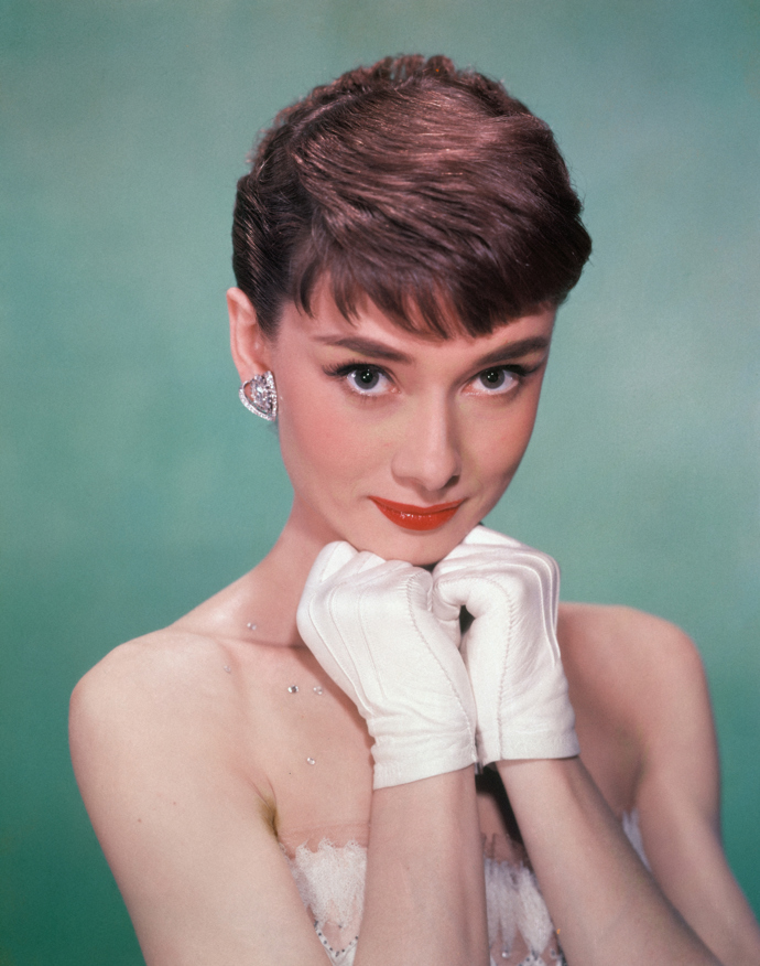 Nadčasovým účesem je bezpochyby ten, který nosila Audrey Hepburn.
Nadčasovým účesem je bezpochyby ten, který nosila Audrey Hepburn.