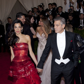 Nezapomenutelná červená róba, kterou Amal oblékla na Met Gala.
