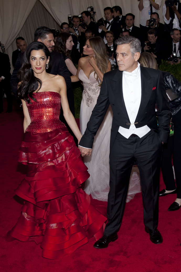 Nezapomenutelná červená róba, kterou Amal oblékla na Met Gala.
Nezapomenutelná červená róba, kterou Amal oblékla na Met Gala.