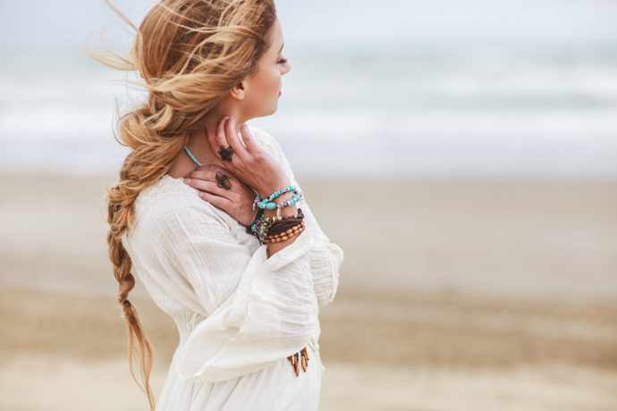Na svatby v boho stylu je perfektní povolený cop. Vhodné jsou i dva.
Na svatby v boho stylu je perfektní povolený cop. Vhodné jsou i dva.
