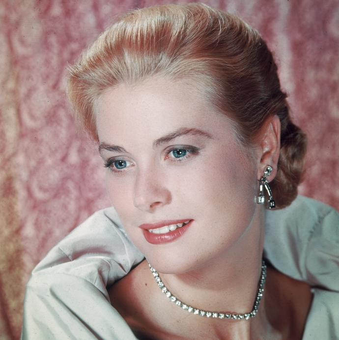 Grace Kelly s obočím charakteristickým pro 40. léta.
