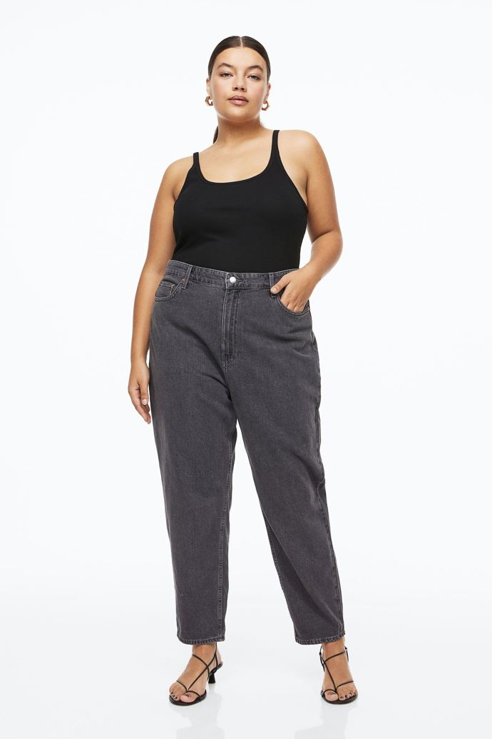Jak už jsme zmiňovali v článku, džíny s vysokým pasem jsou velmi lichotivé. 

H&M, 899 Kč
