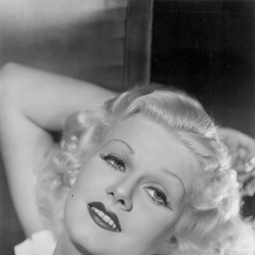 Herečka Jean Harlow s ještě tenším a zaoblenějším obočím, které se nosilo ve 30. letech.
