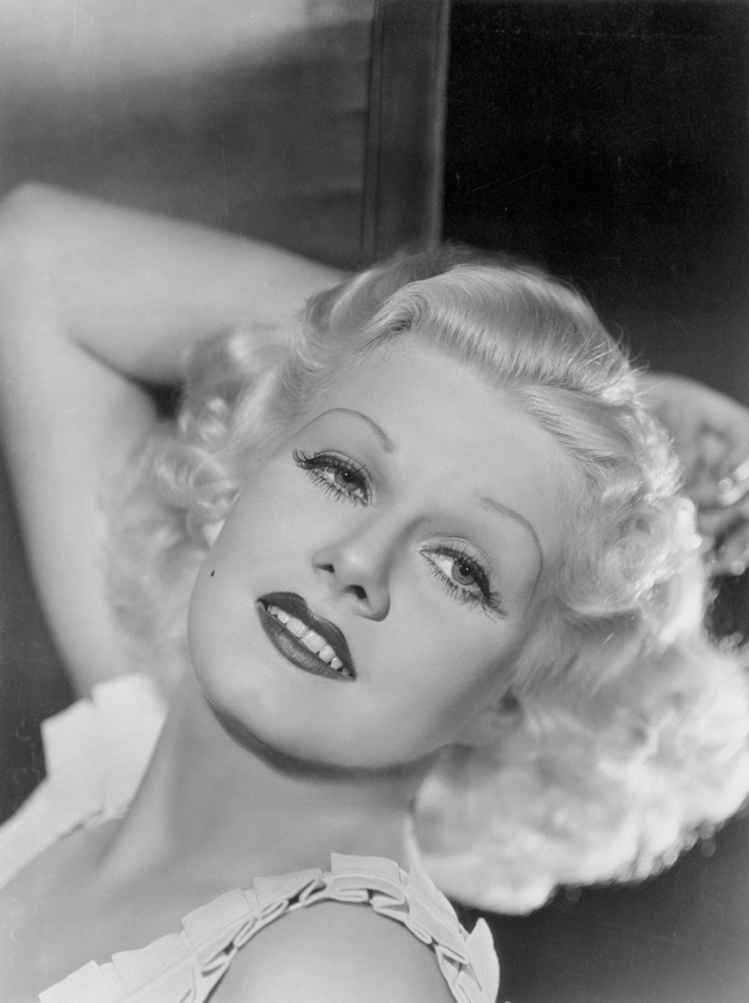Herečka Jean Harlow s ještě tenším a zaoblenějším obočím, které se nosilo ve 30. letech.
