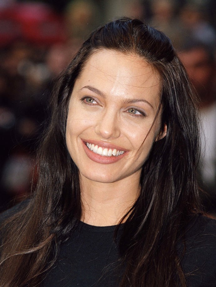 Poté se obočí opět ztenčuje a prosazuje se jeho přirozený vzhled, jako jej nosila například Angelina Jolie.
