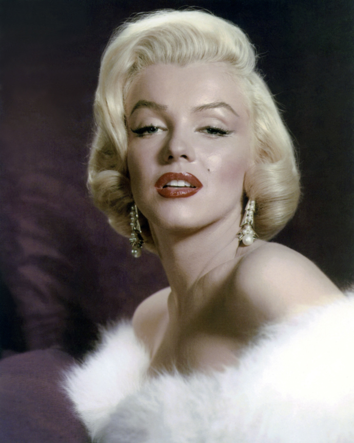 Marilyn Monroe s obočím ve tvaru „stříšky“, které se nosilo v 50. letech.
