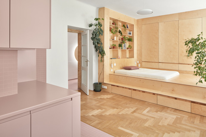 Materiálově něžné, ale prostorově nekompromisní řešení zásadně zvýšilo obytné kvality stísněného bytu v žižkovském přízemí. Základní princip kompletní rekonstrukce spočíval ve vytvoření velkorysého obytného prostoru, který vznikl na půdorysu původní kuchyně, jídelny a ložnice.
