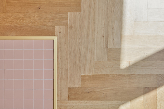Materiálově něžné, ale prostorově nekompromisní řešení zásadně zvýšilo obytné kvality stísněného bytu v žižkovském přízemí. Základní princip kompletní rekonstrukce spočíval ve vytvoření velkorysého obytného prostoru, který vznikl na půdorysu původní kuchyně, jídelny a ložnice.

