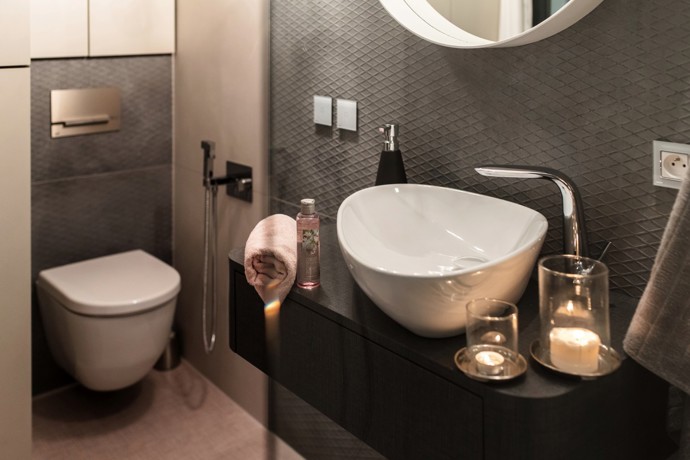 Bydlení si designérka navrhovala sama pro sebe, a proto měla od počátku jasnou představu, že prostor musí být otevřený a vzdušný. Plnila si tím dávné přáné – mít prosklenou koupelnu. Chtěla vytvořit interiér, ve kterém bude použito velké množství materiálů a technických řešení. 

