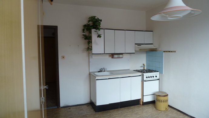 Bydlení si designérka navrhovala sama pro sebe, a proto měla od počátku jasnou představu, že prostor musí být otevřený a vzdušný. Plnila si tím dávné přáné – mít prosklenou koupelnu. Chtěla vytvořit interiér, ve kterém bude použito velké množství materiálů a technických řešení. 
