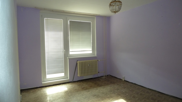 Bydlení si designérka navrhovala sama pro sebe, a proto měla od počátku jasnou představu, že prostor musí být otevřený a vzdušný. Plnila si tím dávné přáné – mít prosklenou koupelnu. Chtěla vytvořit interiér, ve kterém bude použito velké množství materiálů a technických řešení. 
