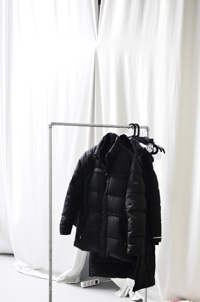 Řada žen věří, že v kompletně černém neforemném outfitu se ztratí kila navíc. Je to omyl.
Řada žen věří, že v kompletně černém neforemném outfitu se ztratí kila navíc. Je to omyl.