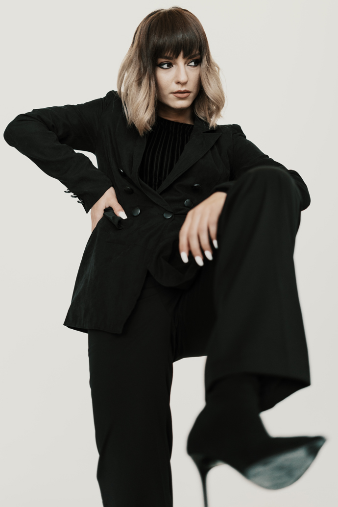 Černý outfit bez použití dalších barev působí smutně. Kvůli němu můžete vypadat starší, než ve skutečnosti jste.
Černý outfit bez použití dalších barev působí smutně. Kvůli němu můžete vypadat starší, než ve skutečnosti jste.