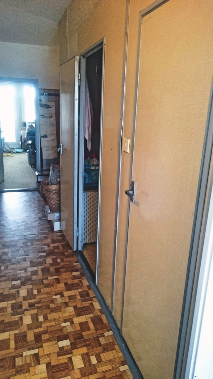 Menší chodba v panelákovém bytě nevyhovovala, nebylo si kde sednout, odložit kočárek a ani kam pověsit kabáty. Jak se její proměna vydařila? Menší chodba v panelákovém bytě nevyhovovala, nebylo si kde sednout, odložit kočárek a ani kam pověsit kabáty. Jak se její proměna vydařila?