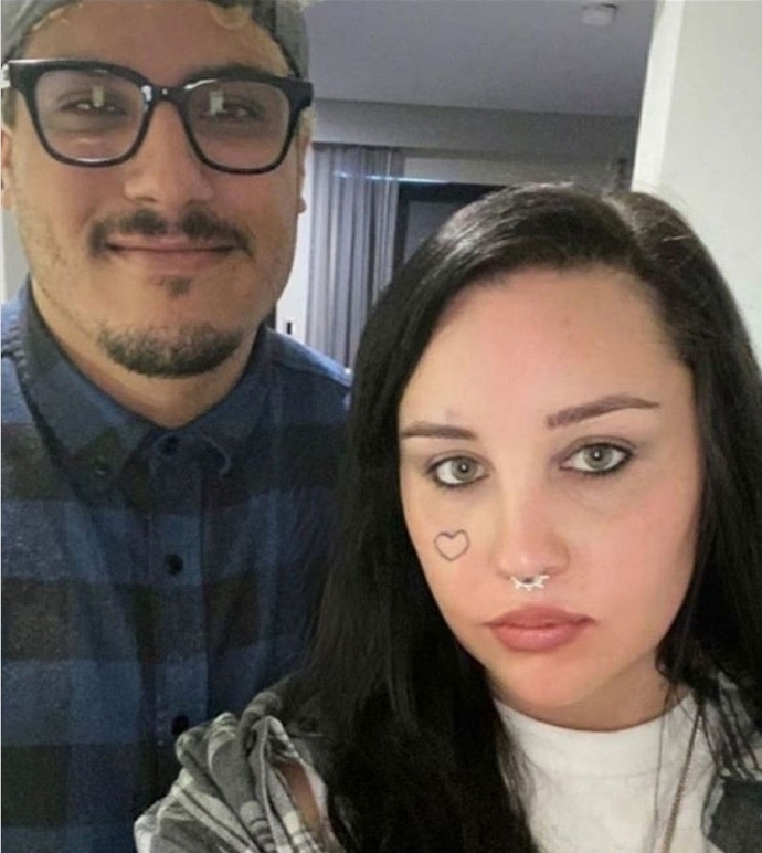 Takto Amanda Bynes vypadá dnes. Z hollywoodské princezny se stala punková černovláska, jejíž obličej zdobí piercing a tetování. Na fotografii je se svým současným přítelem.
Takto Amanda Bynes vypadá dnes. Z hollywoodské princezny se stala punková černovláska, jejíž obličej zdobí piercing a tetování. Na fotografii je se svým současným přítelem.