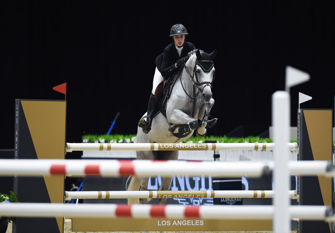Hannah Selleck (dcera Toma Sellecka)

Velice zajímavým a odlišným směrem se vyvinula kariéra dcery herce Toma Sellecka, kterého můžete znát jako Richarda z Přátel či z filmu Tři muži a dítě. Jeho dcera Hannah Selleck se stala americkou jezdkyní světové třídy a vedle toho provozuje butikovou chovatelskou stáj Descanto Farm v Kalifornii.
