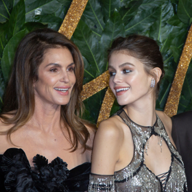 Kaia Gerber s maminkou Cindy Crawford jsou si neuvěřitelně podobné.
