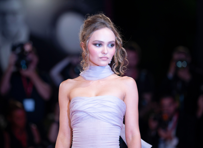 Lily-Rose Depp se podobá hlavně na svého otce Johnnyho Deppa. Po své slavné matce, zpěvačce Vanesse Paradis zdědila plné rty a kaštanové vlasy.
Lily-Rose Depp se podobá hlavně na svého otce Johnnyho Deppa. Po své slavné matce, zpěvačce Vanesse Paradis zdědila plné rty a kaštanové vlasy.