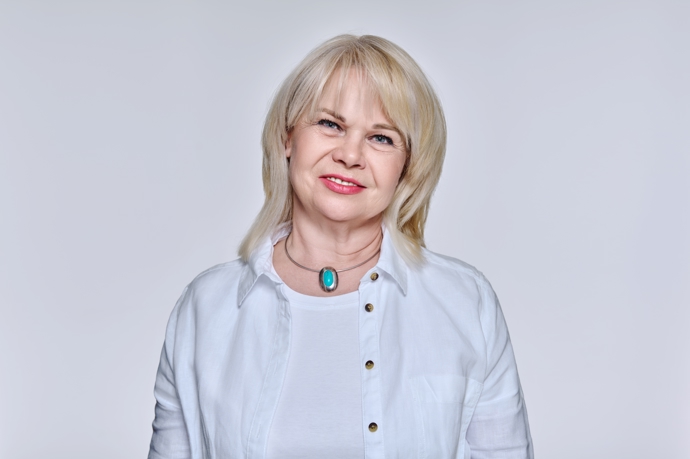 Vlasy střižené po ramena jsou skvělou volbou téměř pro všechny typy obličeje. Je to nesmrtelný střih, kterým nikdy nic nezkazíte. Oživit jej můžete také vzdušnou ofinou.
