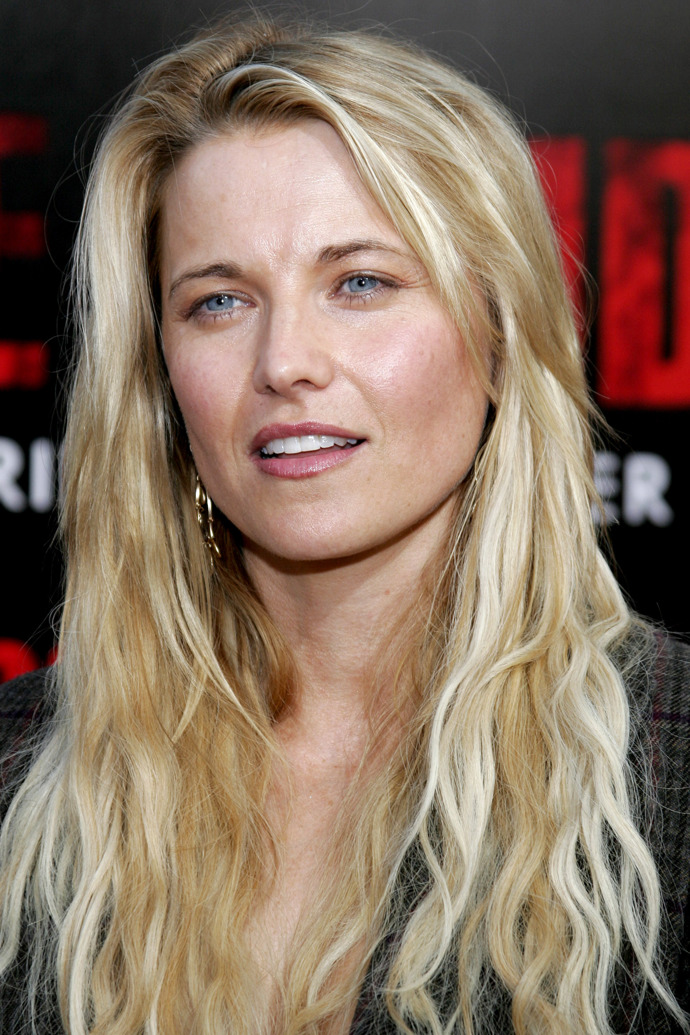 Díky dlouhým blond vlasům, které Lucy Lawless v roce 2006 nosila, neuvěřitelně omládla a světlý odstín vlasů zjemnil její obličej. Tuto krásku by na drsnou válečnici Xenu tipoval již málokdo.
Díky dlouhým blond vlasům, které Lucy Lawless v roce 2006 nosila, neuvěřitelně omládla a světlý odstín vlasů zjemnil její obličej. Tuto krásku by na drsnou válečnici Xenu tipoval již málokdo.