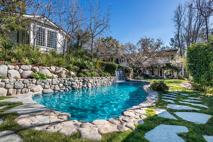 Když se Jim Carrey snažil uniknout hollywoodské vřavě, stáhl se za krásnou cihlovou bránu svého dvou akrového sídla v losangeleské čtvrti Brentwood. Za 280 metry živého plotu si tento komik vytvořil soukromou idylu, kde má dostatečný klid.
