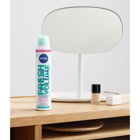 Jednou z vlastností jemných vlasů je, že se dost mastí. Proto je vhodné mít po ruce suchý šampon, který do sebe u kořínků absorbuje mastnotu a vy tak prodloužíte dobu mezi mytím. Vybírejte opět varianty pro jemné vlasy nebo označené jako "volume".

Suchý šampon Fresh Volume, Nivea, 200 ml, 150 Kč 

 
