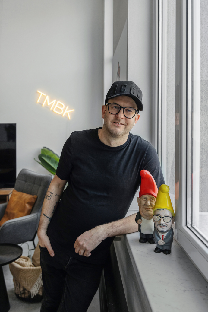 „Jsem v práci osamělý, tak jsem potřeboval změnu,“ říká hvězda internetu TMBK, který nás pozval na exkluzivní návštěvu „Jsem v práci osamělý, tak jsem potřeboval změnu,“ říká hvězda internetu TMBK, který nás pozval na exkluzivní návštěvu