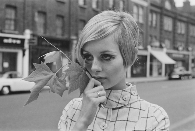 Modelka Twiggy a její tenké obočí, které se rovněž nosilo v 60. letech.
