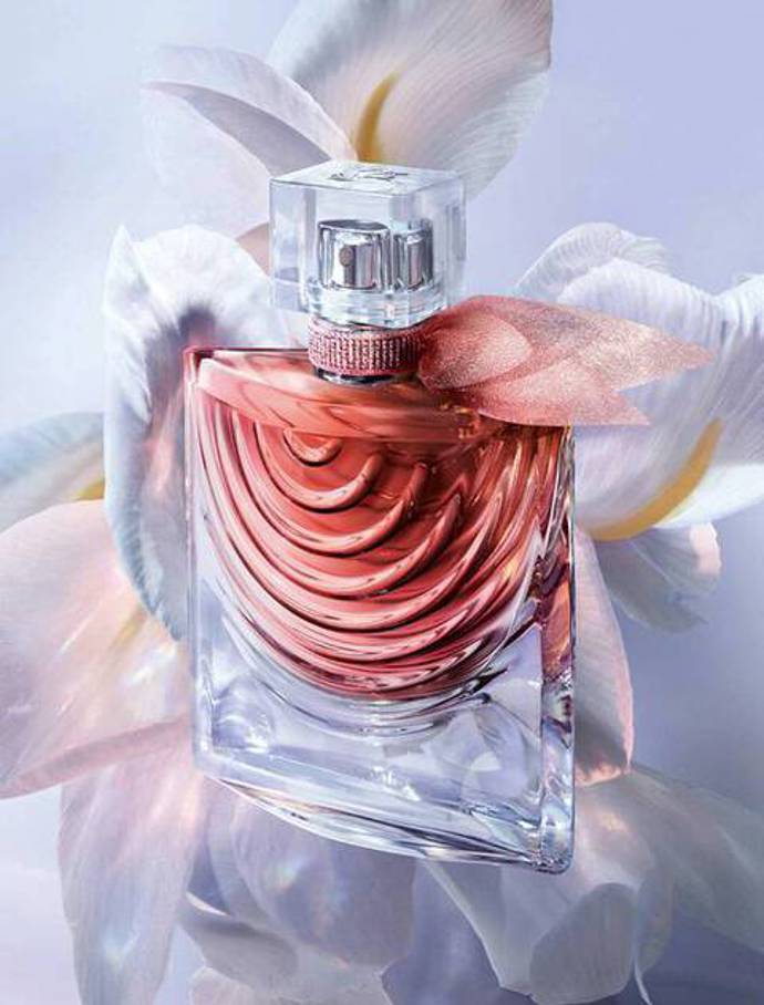 La Vie Est Belle Iris Absolu, Lancôme, 30 ml, 2010 Kč. Pokud během Dnů Marianne nakoupíte produkty Lancôme nad 2490 Kč, získáte k nákupu set tří miniatur a kosmetickou taštičku. 
