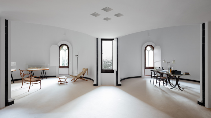 Starou cementárnu si přetvořil na bydlení a jedná se o jeden z největších architektonických skvostů současnosti.
