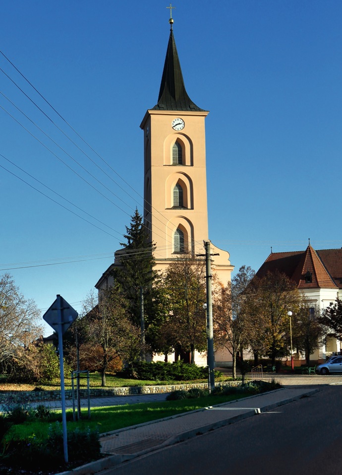 V kopuli kostela je od rekonstrukce střechy roku 1998 uloženo poselství dalším generacím. Redisperem
na pergamen ho psala právě Mirka.

