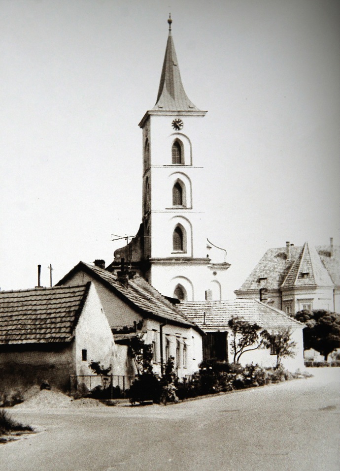 Malé domečky už u kostela nestojí.
