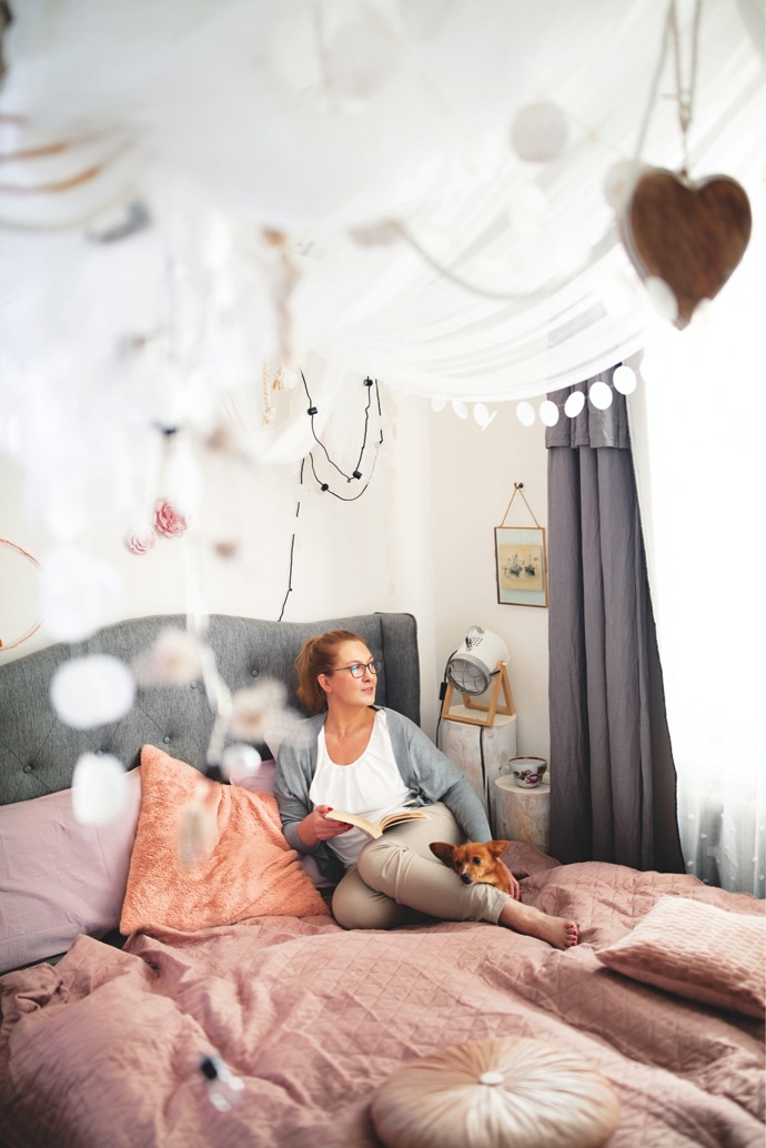 Ještě nedávno nepříliš využívaný hostinský pokoj s pracovnou je dnes ryze dámskou ložnicí, kterou si pro sebe navrhla a vytvořila designérka Denisa Bartošová. Kromě vysněné velké postele a „holčičích“ doplňků je tu i spousta místa pro pokojovky.

