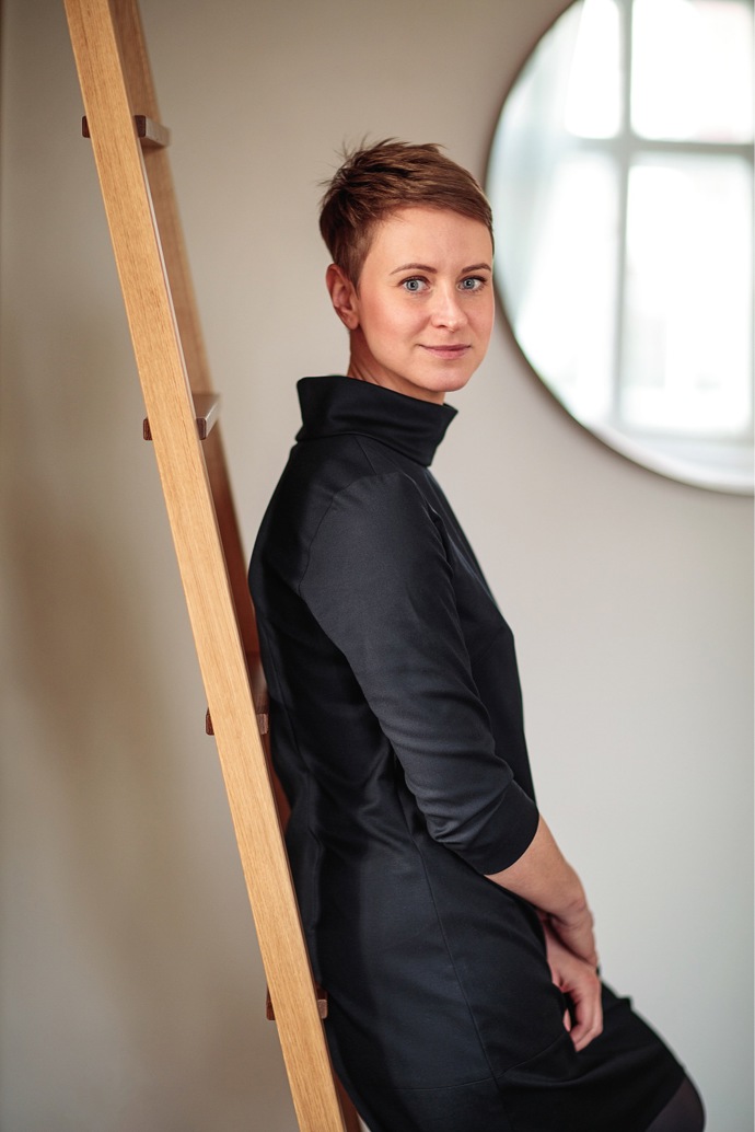 Pokoj v prvorepublikové vile zel prázdnotou, tedy vyjma věcí, které sem majitelé odkládali. Designérka Romana Vyhnánková přišla s nápadem, jak je elegantně schovat, a pomocí pohovky, křesla i doplňků místnost hezky zútulnila.
