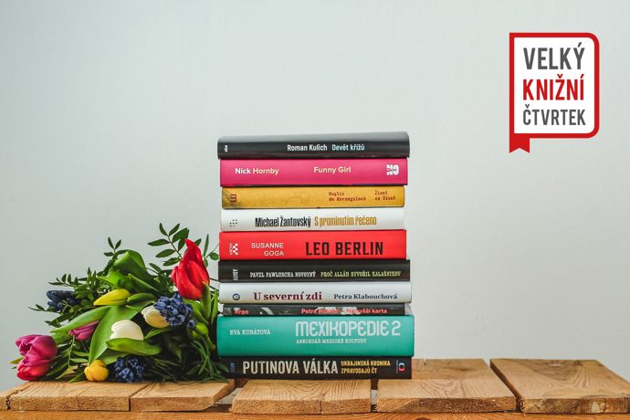 KNIHY

K březnu už tradičně patří Velký knižní čtvrtek, který v letošním roce čtenářům nabídne deset novinek tuzemských i zahraničních autorů. Těšit se můžete například na novou knihu prozaičky Petry Hůlové, román Petry Klabouchové s názvem U severní zdi nebo na vzpomínkovou knihu S prominutím řečeno, za kterou stojí diplomat Michael Žantovský. Z válečného dění potom přispějí reportéři České televize titulem Putinova válka nebo Pavel Novotný, který se zaměřuje na Blízký východ a Asii - Proč Alláh stvořil kalašnikov?

Velký knižní čtvrtek připadá na 23. března.

