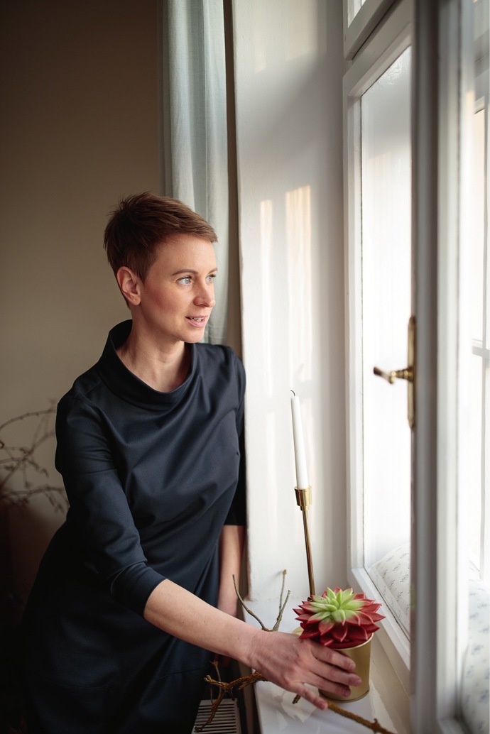 Pokoj v prvorepublikové vile zel prázdnotou, tedy vyjma věcí, které sem majitelé odkládali. Designérka Romana Vyhnánková přišla s nápadem, jak je elegantně schovat, a pomocí pohovky, křesla i doplňků místnost hezky zútulnila.
