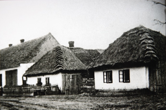 Domy Na Svárově č. p. 1, 2 a 3. Dvojka a trojka měly jako poslední ve vsi doškové střechy, to byl začátek 20. století. 
