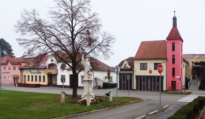 Na obnovenou hasičskou zbrojnici navazuje vpravo kulturní dům. Největší v okrese. „Stavijal se v sedmdesátých rokách,“ upozorňuje Mirka. Odehrávají se tu nejen plesy.  
